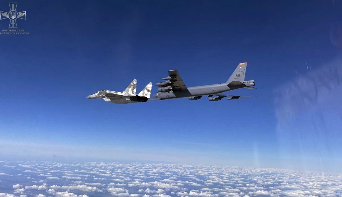 Eight Russian Fighters Intercept Three US B-52 Bombers Over Black Sea ...