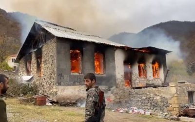 Οι Αρμένιοι εγκαταλείπουν μαζικά τις κατεχόμενες περιοχές τους, καίγοντας τα σπίτια τους – VIDEO
