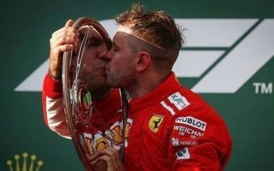 Vettel removes pseudo-state flag from his helmet