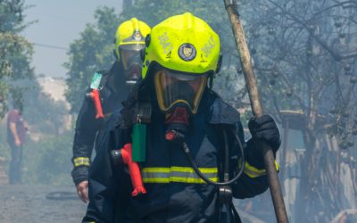 Πυρκαγιά στην Άλασσα – Εναέρια μέσα και επίγειες δυνάμεις στη μάχη με τις φλόγες – Σε κίνδυνο υποστατικά