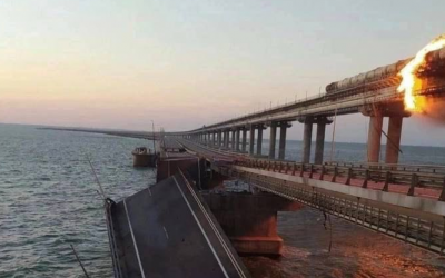 Έκρηξη στη γέφυρα του Κερτς στην Κριμαία – Σαμποτάζ; – VIDEO