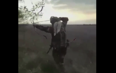Μαχητής των Ρωσικών δυνάμεων πολεμά με τόξο στην Ουκρανία – VIDEO