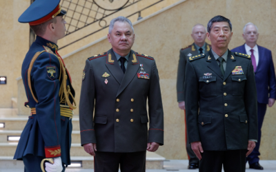 Πρώτη επίσκεψη του νέου ΥΠΑΜ της Κίνας στη Ρωσία – Το τυπογραφικό λάθος και οι κυρώσεις στον νέο υπουργό