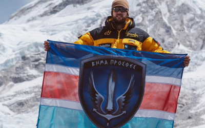 Ο καταδρομέας Μάριος Γιαννάκου κατέκτησε το Έβερεστ – Το λάβαρο της ΔΕΠ στην πιο ψηλή κορυφή του κόσμου