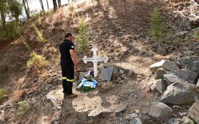 Τρισάγιο για τους δασοπυροσβέστες Ανδρέα Σοφοκλέους και Μάριο Αριστοτέλους που έχασαν τη ζωή τους στη πυρκαγιά της Σολέας το 2016