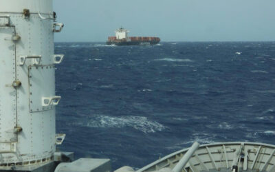 Η Φρεγάτα ΨΑΡΑ προστατεύει εμπορικό πλοίο στην Ερυθρά Θάλασσα – Φωτογραφίες