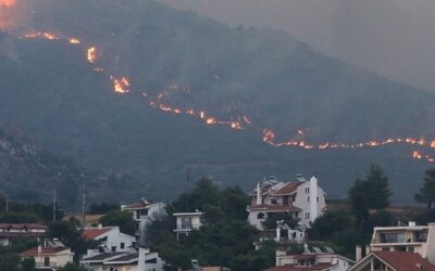 Συνεχίζει η πυρκαγιά στην Αττική – Εκκενώθηκαν οικισμοί και νοσοκομεία