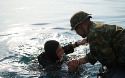 Άλμα αλεξιπτωτιστή από τον Αρχηγό ΓΕΕΘΑ μαζί με έφεδρους Καταδρομείς